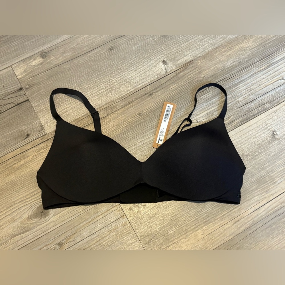 SKIMS Kim Kardashian wireless form push up bra 34B new with tags